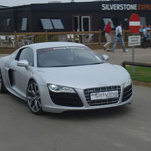 R8 V10